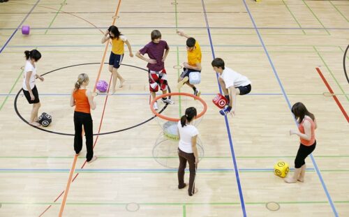 Bewegungsspiel im Turnsaal im Rahmen von FamilyFit