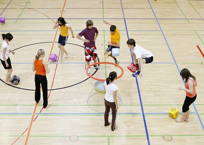 Bewegungsspiel im Turnsaal im Rahmen von FamilyFit