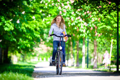 Boku-Studentin Valerie fährt auf Fahrrad