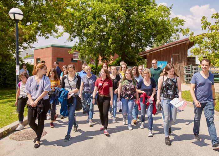 Menschengruppe geht am Campus der VetMed Uni