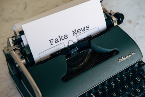 Eine Schreibmaschine, auf dem eingespannten Blatt steht "Fake News"