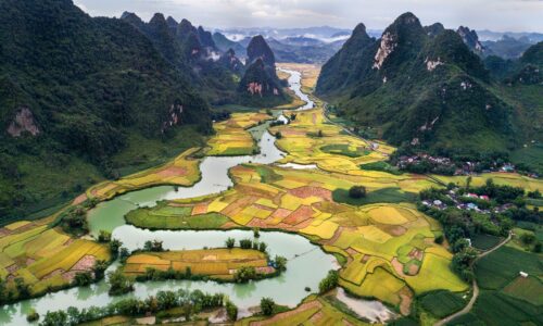 ein Fluss in einer Landschaft