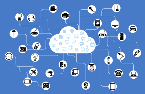 Verschiedene Symbole führen zu einer Wolke. Sinnbild für Cloud und Vernetzung.