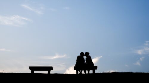 Silhouette zweier Menschen, die sich küssen