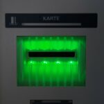 der Kartenschlitz eines Bankomaten ist beleuchtet
