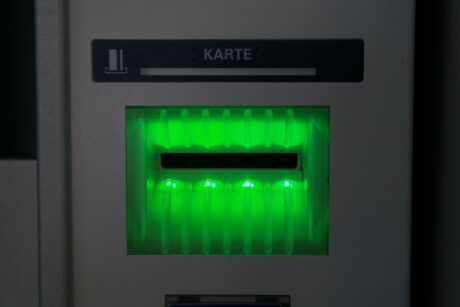 der Kartenschlitz eines Bankomaten ist beleuchtet