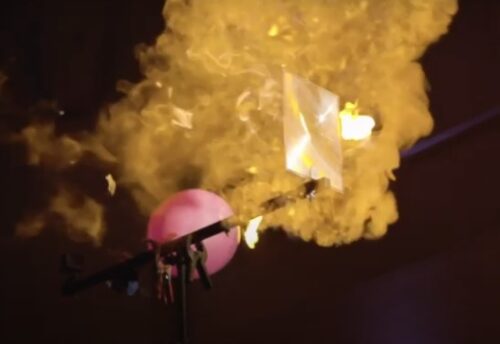 Schnappschuß beim Experiment, in dem fokussiertes Licht einen Luftballon zerplatzen lässt