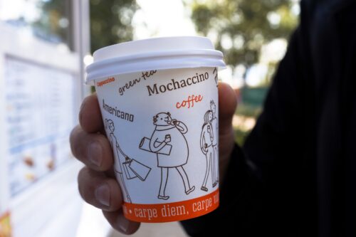 Verbrühungen Pappbecher mit Kaffee