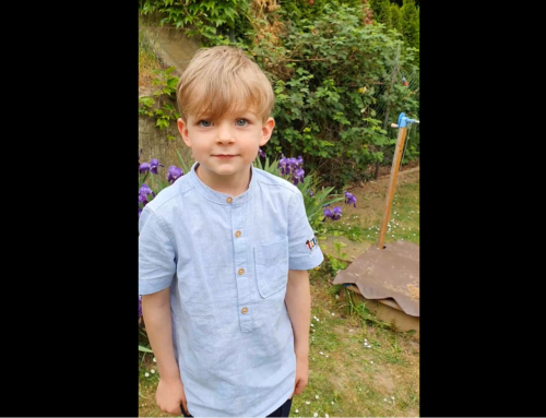 David steht im Garten