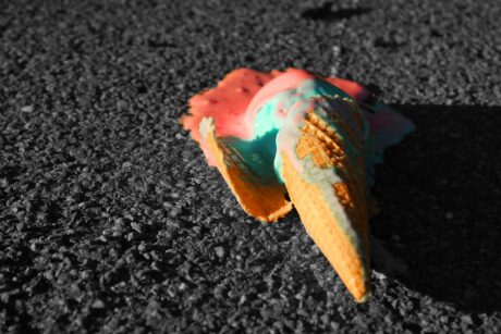 Eistüte mit geschmolzenem Eis liegt auf der Straße