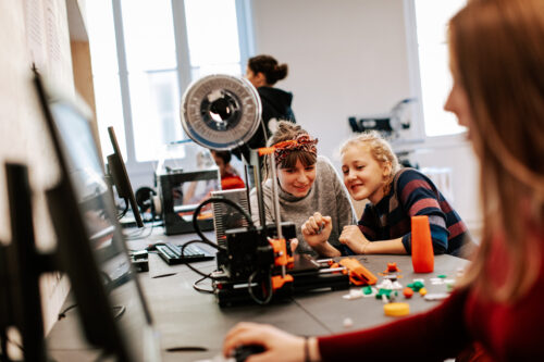 zwei Mädchen werken im TechLab