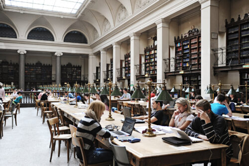 Studierende beim Lernen im Lesesaal der Universitätsbibliothek