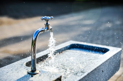 Wasserhahn mit sprudelndem Wasser