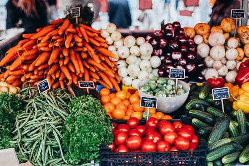 Ein Marktstand mit buntem Obst und Gemüse