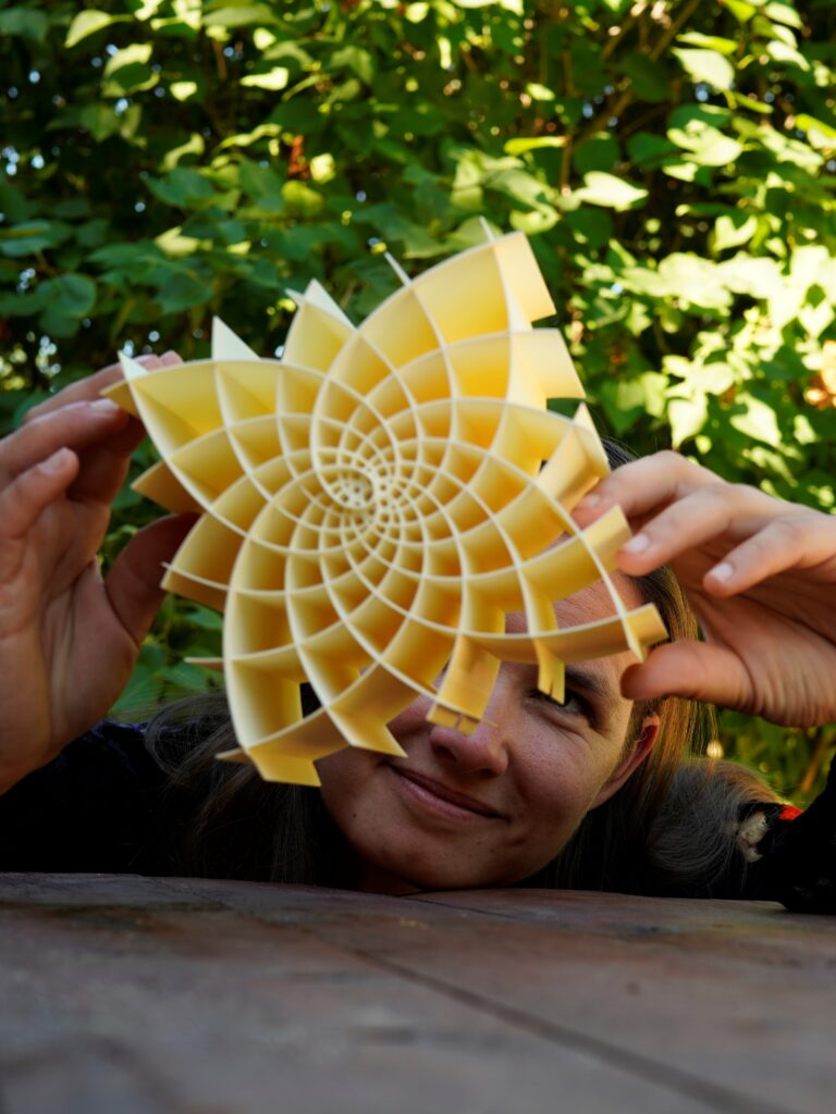 Gudrun Szewieczek mit einer 3D-Figur eines Koordinatensystems