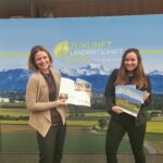 Julia Anna Jungmair und Vera Kasparek-Koschatko vor einem Plakat mit dem Titel: Zukunft Landwirtschaft 2030