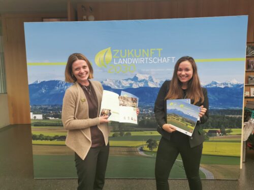 Julia Anna Jungmair und Vera Kasparek-Koschatko vor einem Plakat mit dem Titel: Zukunft Landwirtschaft 2030