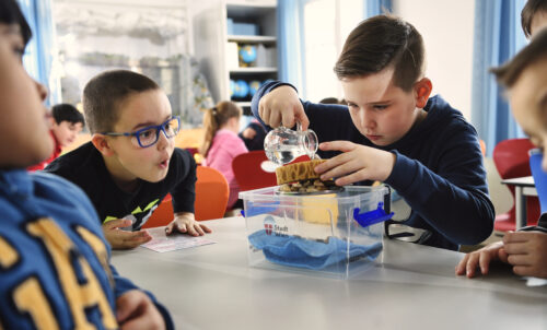 zwei Buben experimentieren und staunen an der Wiener Wasserschule