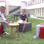 Thomas Arnoldner, Leonhard und Lina unterhalten sich in einem Sesselkreis auf der grünen Wiese im A1 Headquarter