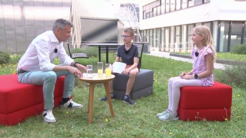 Thomas Arnoldner, Leonhard und Lina unterhalten sich in einem Sesselkreis auf der grünen Wiese im A1 Headquarter