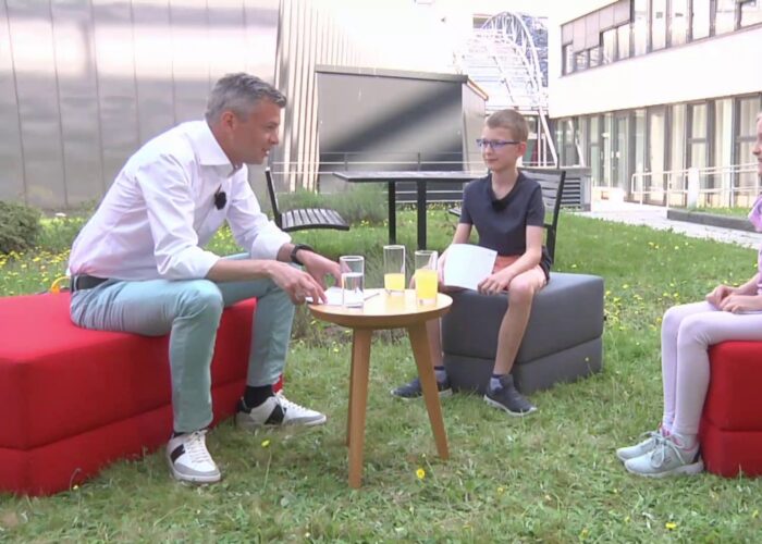 Thomas Arnoldner, Leonhard und Lina unterhalten sich in einem Sesselkreis auf der grünen Wiese im A1 Headquarter