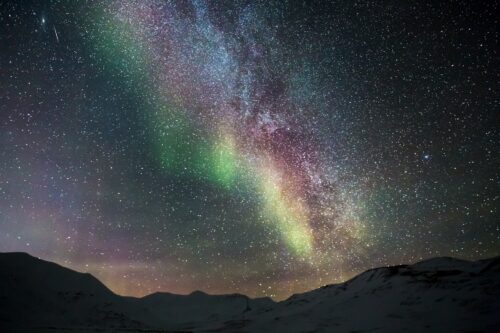 Sternenhimmel mit Nordlicht (farbige Sterne am Himmel)