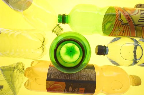 verschiedene leere Plastikflaschen