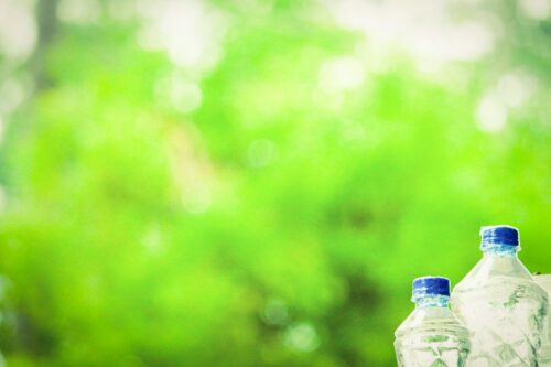 Wasserflaschen vor grünem Hintergrund