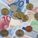 Euroscheine und Ueormünzen durcheinanderliegend