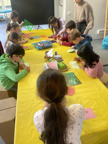 Kinder basteln an ihren Ideen