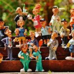 Viele kleine Figuren, die unterschiedliche Berufe darstellen