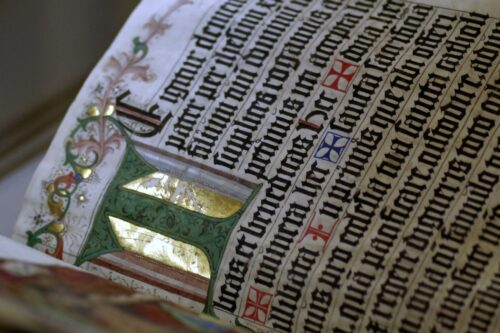 aufgeschlagenes Buch mit mittelalterlicher Schrift