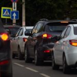 Autos von hinten, die im Stau stehen
