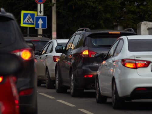 Autos von hinten, die im Stau stehen