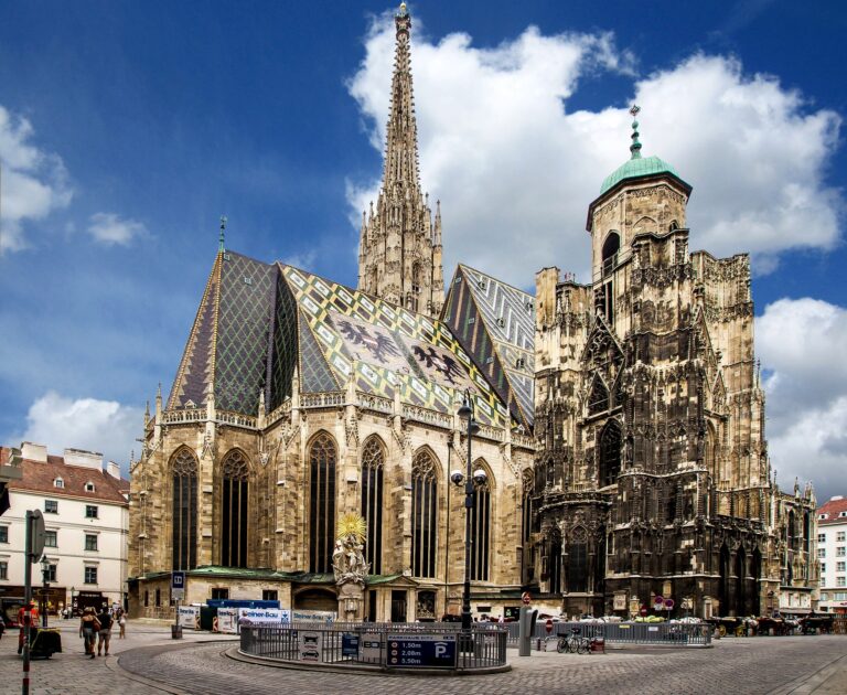 Gesamtaufnahme des Wiener Stephansdoms von der Rückseite aus Richtung der Schulerstraße.