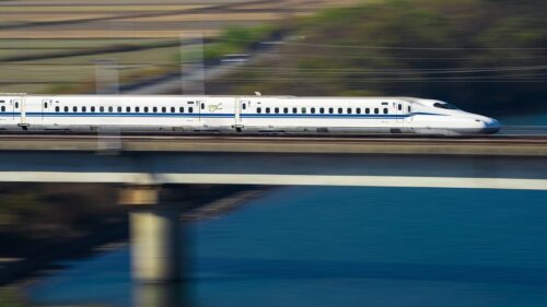 Schnellzug Shinkansen fährt über eine Brücke