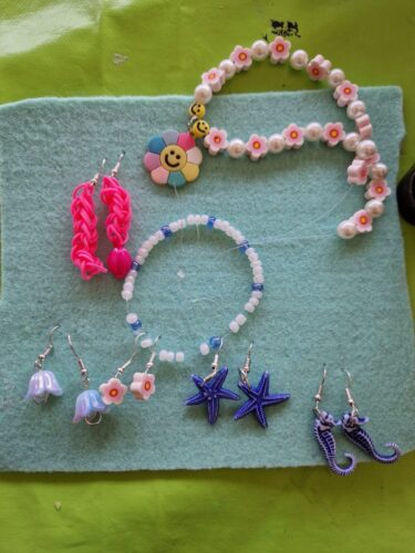 selbstgebastelte Ohrringe aus Seepferdchen und Seesternchen und Blumen und Armbänder