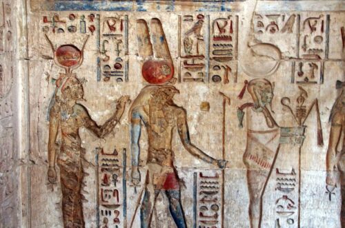 Foto von einem ägyptischen Grab mit Abbildungen und Hieroglyphen