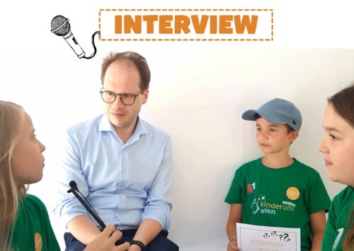 Ein Kinderuni-Reporter und zwei Kinderuni-Reporterinnen im Interview mit Julius Schumann