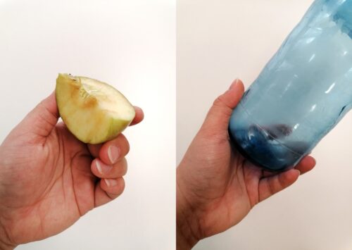 Apfel und Plastikflasche werden jeweils in einer Hand gehalten