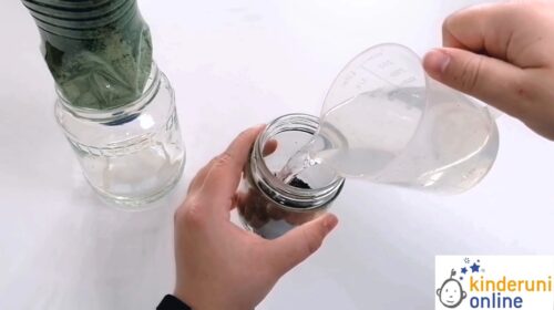 Ausschnitt aus dem Experimentiervideo "Wie kann man Wasser säubern?"