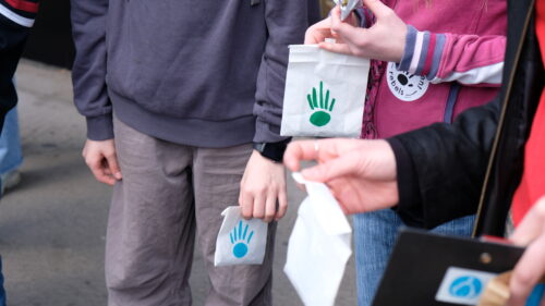 Jugendliche zeigen ihre Karten mit dem Handabdruck der Competent Rebels