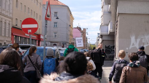 Jugendliche ziehen durch die Straßen von Favoriten