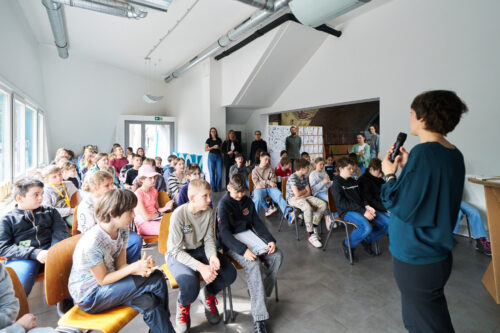 Kinder sitzen im Raum und lauschen dem Faktencheck