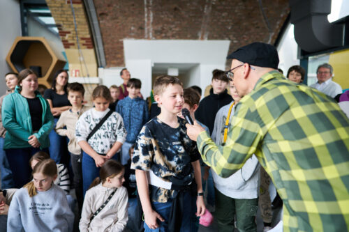 Kind wird bei der Veranstaltung mit Mikrofon interviewt