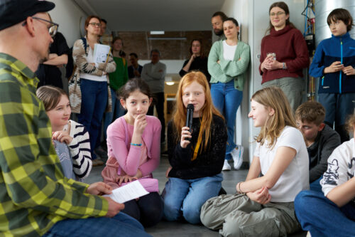 Kinder bei der Veranstaltung, Mädchen spricht in Mikrofon