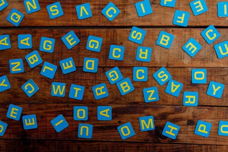 Viele einzelne Buchstaben auf einem Tisch