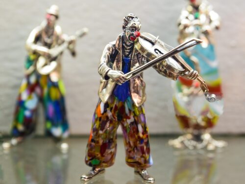 Clownfiguren, die Geige spielen