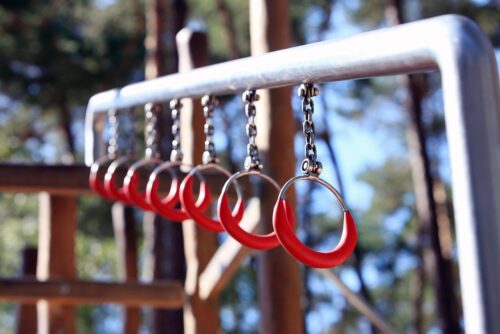 rote Turnringe auf Spielplatz