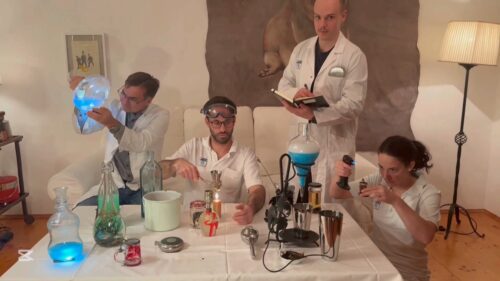 Vier Wissenschafter und Wissenschafter beim Forschen mit verschiedenen Geräten